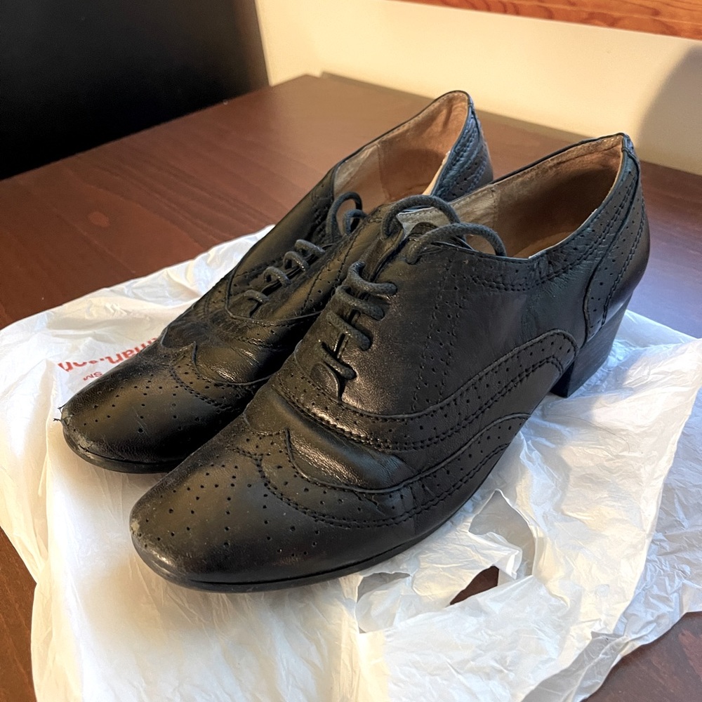 BDG Black Lace Up Oxfords Small Heel US6